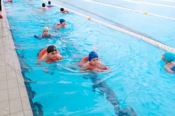 Tretješolci na plavalnem tečaju